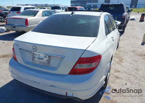 2011 Mercedes-Benz C 300 Luxury/Sport z USA, uszkodzony, nr VIN WDDGF5EB2BA420933